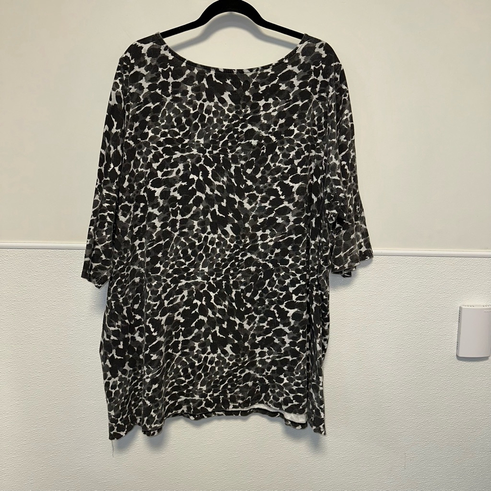 Roman's Women's Plus cheetah Black, Gray & White Short Sleeve Tee Size 3X 30/32 - Picture 2 of 8